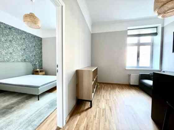 Īrei pieejams 2 istabu dzīvoklis fantastiskā vietā Rīgas centrā.  Dzīvoklis atrodas renovētā ēkā, ta Rīga