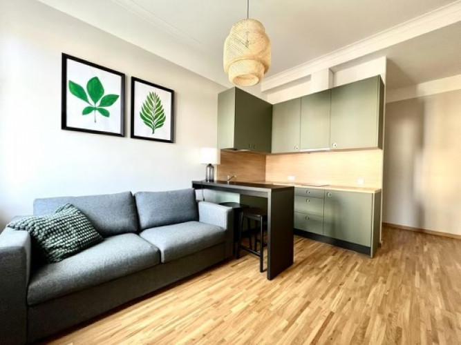 Īrei pieejams 2 istabu dzīvoklis fantastiskā vietā Rīgas centrā.  Dzīvoklis atrodas renovētā ēkā, ta Рига - изображение 1