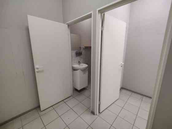 Tiek iznomāta tirdzniecības platība T/C "Sahāra" 1.stāvā.  Telpas sastāv no tirdzniecības zāles un p Rīga