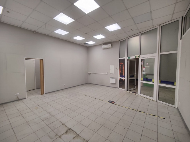 Tiek iznomāta tirdzniecības platība T/C "Sahāra" 1.stāvā.  Telpas sastāv no tirdzniecības zāles un p Рига - изображение 2