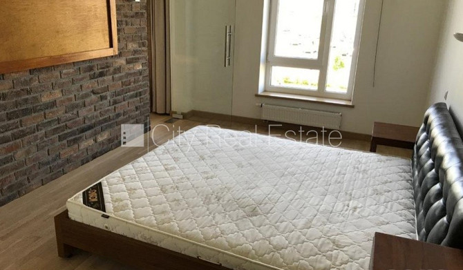 Fasādes māja, ieeja no ielas, kāpņu telpa pēc kosmētiskā remonta, franču balkons, terase, Rīga - foto 6