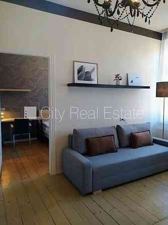 Фасадный дом, фасад с декоративной штукатуркой, вход с улицы, лестничная клетка Rīga