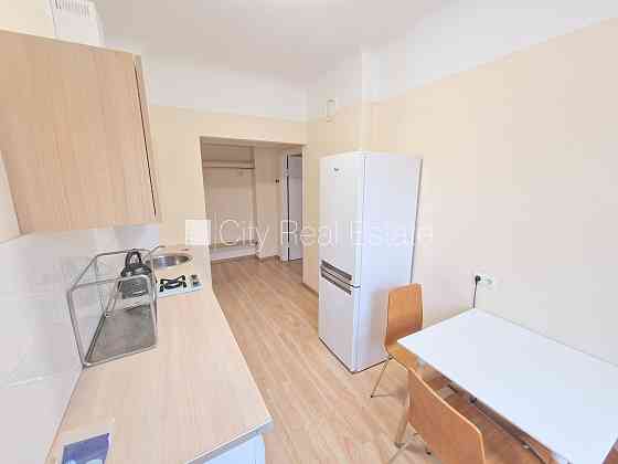 Фасадный дом, вход с улицы, окна выходят в обе стороны дома, одна изолированная Rīga