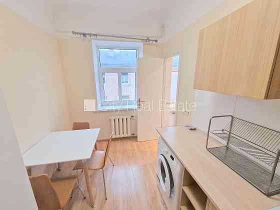 Фасадный дом, вход с улицы, окна выходят в обе стороны дома, одна изолированная Rīga