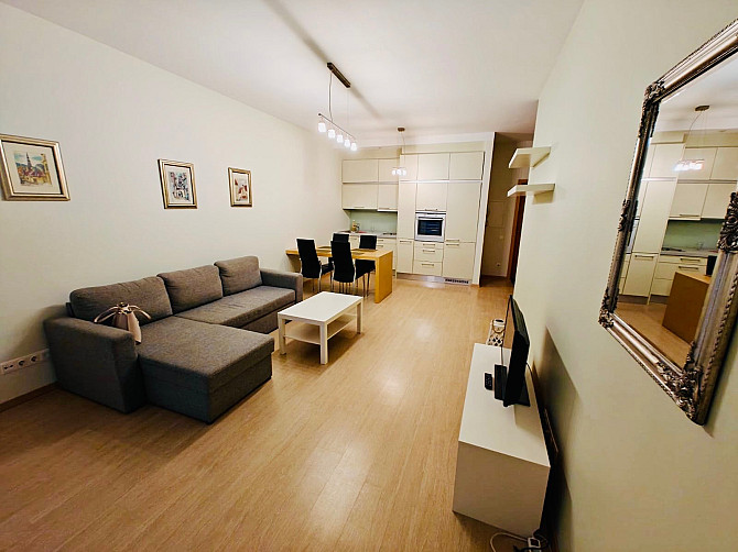 Сдаётся 2-комнатная квартира в центре Риги — Centra Nams
Сдаётся светлая и уютная 2-комнатная... Rīga - foto 1