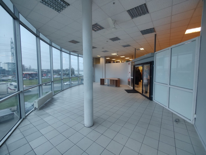 Tiek iznomāta tirdzniecības platība T/C "Sahāra" 2.stāvā.  Telpa atrodas 2.stāvā, ar lieliem skatlog Рига - изображение 3