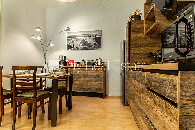 Fasādes māja, renovēta māja, ieeja no ielas, kāpņu telpa pēc kosmētiskā remonta, logi Rīga - foto 16