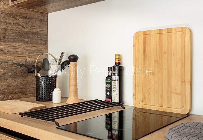 Fasādes māja, renovēta māja, ieeja no ielas, kāpņu telpa pēc kosmētiskā remonta, logi Rīga - foto 18