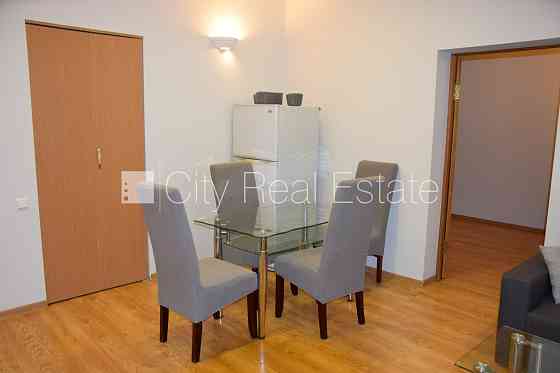 Дом во дворе, место для машины, вход со двора, студио, кухня объединена с Рига