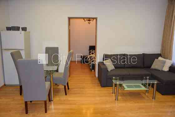 Дом во дворе, место для машины, вход со двора, студио, кухня объединена с Рига