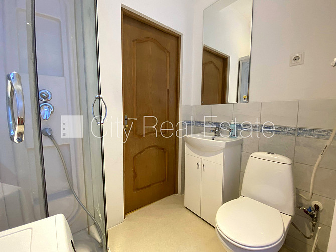 Дом во дворе, место для машины, вход со двора, студио, кухня объединена с Рига - изображение 10