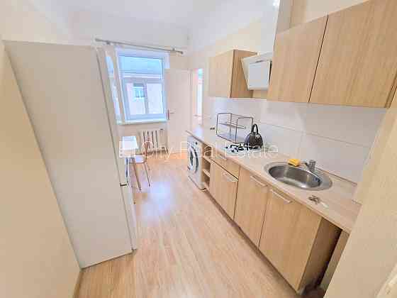 Дом во дворе, реновированный дом, закрытый двор, въездные ворота оснащены Рига