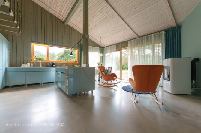 Mājīga privātmāja Ādažos ar plašu zaļo teritoriju blakus Gaujai.  Pieejama no 2026.gada 1. Ādažu novads - foto 1