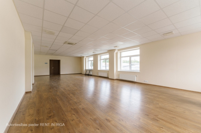 Светлый офис в качественно отреставрированном здании.  Офис прямоугольной формы. Рига - изображение 4