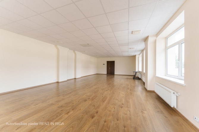 Светлый офис в качественно отреставрированном здании.  Офис прямоугольной формы. Рига - изображение 3