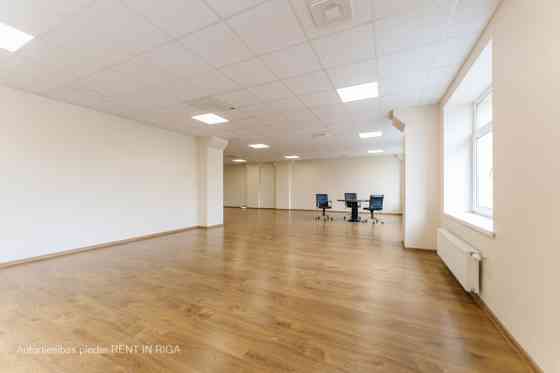 Светлый офис в качественно отреставрированном здании.  Офис прямоугольной формы. Рига