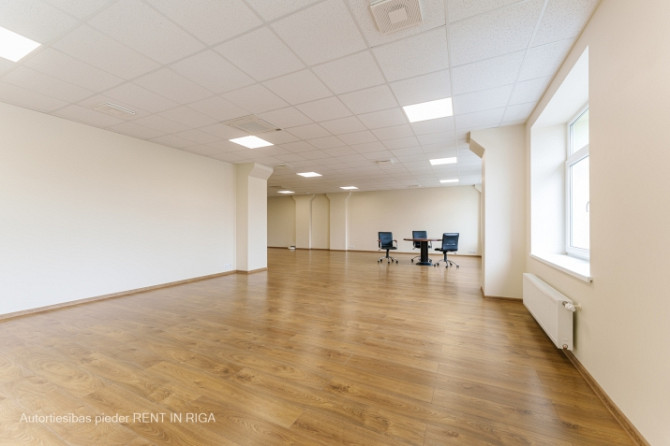 Светлый офис в качественно отреставрированном здании.  Офис прямоугольной формы. Рига - изображение 4