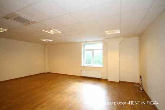 Светлый офис в качественно отреставрированном здании.  Офис прямоугольной формы. Рига