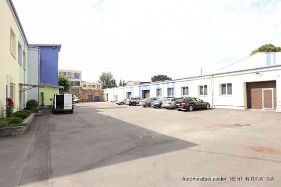 Светлый офис в качественно отреставрированном здании.  Офис прямоугольной формы. Рига