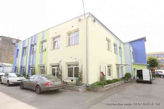 Светлый офис в качественно отреставрированном здании.  Офис прямоугольной формы. Рига