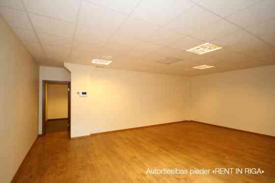Светлый офис в качественно отреставрированном здании.  Офис прямоугольной формы. Рига