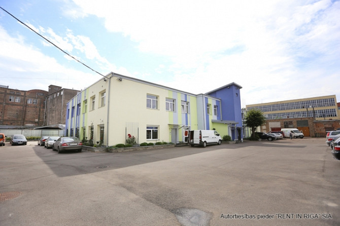 Светлый офис в качественно отреставрированном здании.  Офис прямоугольной формы. Рига - изображение 1