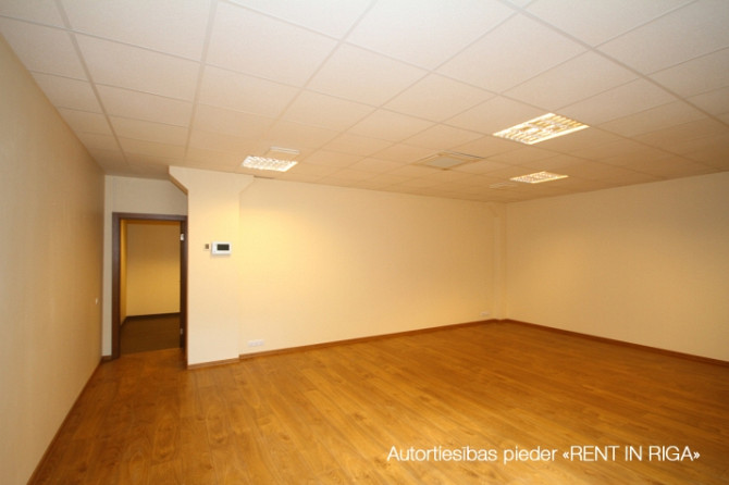 Светлый офис в качественно отреставрированном здании.  Офис прямоугольной формы. Рига - изображение 3