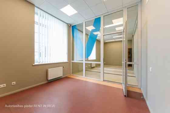 Светлый офис в качественно отреставрированном здании.  Офис прямоугольной формы. Рига
