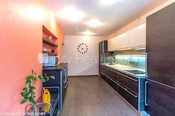 Фасадный дом, реновированный дом, благоустроенная озеленённая территория, Рига