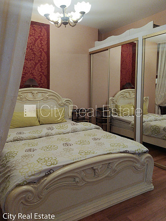 Fasādes māja, ieeja no ielas, ir lifts, kāpņu telpa pēc kapitālā remonta, studio tipa, Rīga - foto 6