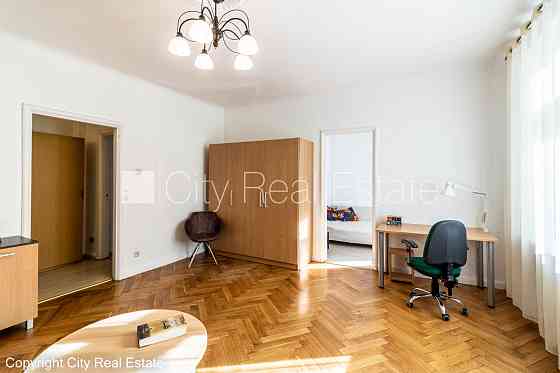 Фасадный дом, реновированный дом, вход с улицы, лестничная клетка после Rīga