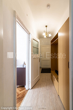 Fasādes māja, renovēta māja, ieeja no ielas, kāpņu telpa pēc kosmētiskā remonta, logi Rīga - foto 18