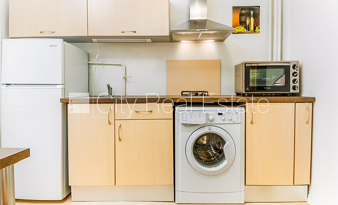 Fasādes māja, renovēta māja, ieeja no ielas, kāpņu telpa pēc kosmētiskā remonta, logi Rīga - foto 14