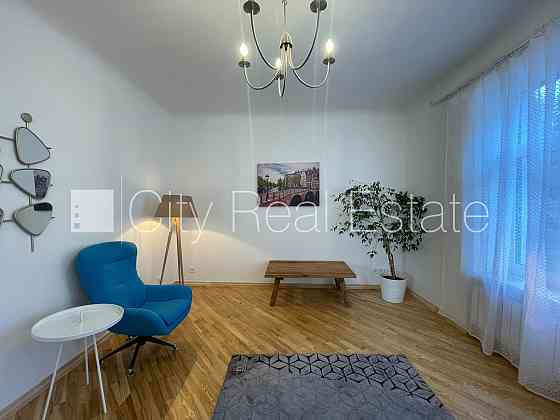 Фасадный дом, изолированные комнаты 3 шт., студио, кухня объединена с гостинной, Rīga