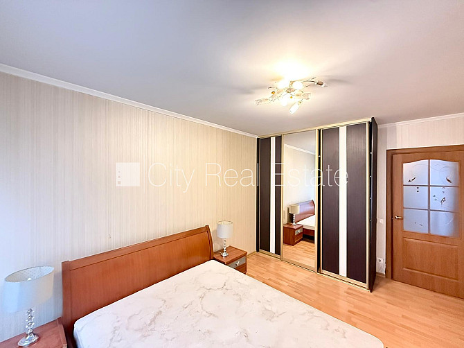 Дом во дворе, благоустроенная озеленённая территория, места для нескольких Рига - изображение 7