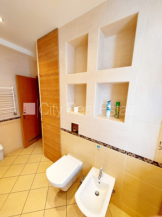 Здание во дворе, благоустроенный озеленённый двор, вход со двора, мансарда, Рига - изображение 14