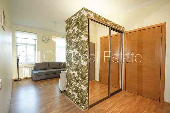 Фасадный дом, реновированный дом, благоустроенная озеленённая территория, вход с Рига