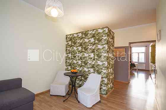 Фасадный дом, реновированный дом, благоустроенная озеленённая территория, вход с Рига