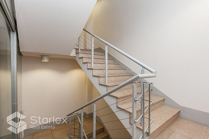 Iznomā modernas A klases biroja telpas Rīgas centrā. Birojs atrodas ēkas 2. stāvā. Birojs ir Rīga - foto 13