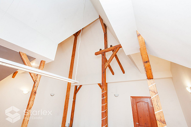 Plašs mansarda dzīvoklis ar logiem gan uz pagalmu, gan fasādi - Lāčplēša ielu. Dzīvoklis ir Rīga - foto 9