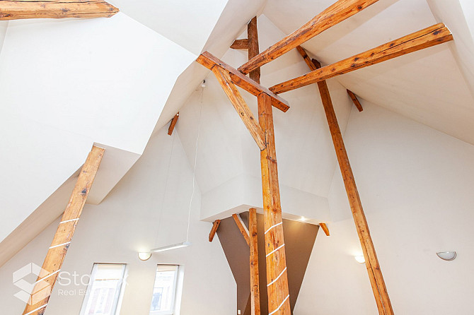 Plašs mansarda dzīvoklis ar logiem gan uz pagalmu, gan fasādi - Lāčplēša ielu. Dzīvoklis ir Rīga - foto 10