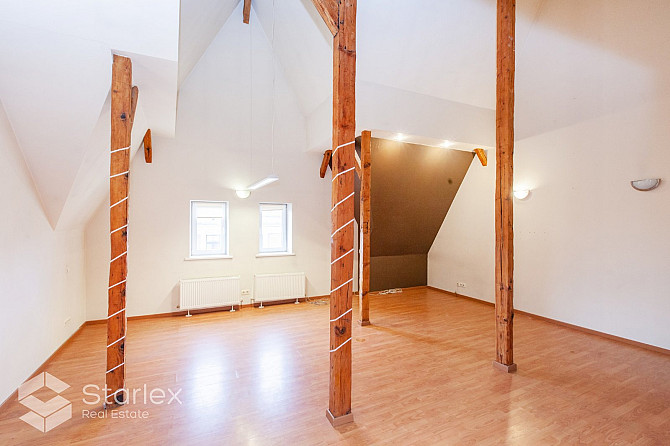 Plašs mansarda dzīvoklis ar logiem gan uz pagalmu, gan fasādi - Lāčplēša ielu. Dzīvoklis ir Rīga - foto 8