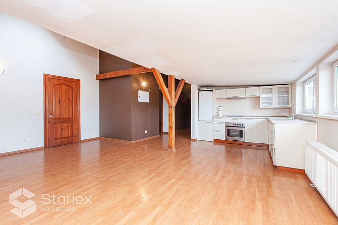 Plašs mansarda dzīvoklis ar logiem gan uz pagalmu, gan fasādi - Lāčplēša ielu. Dzīvoklis ir Rīga - foto 4