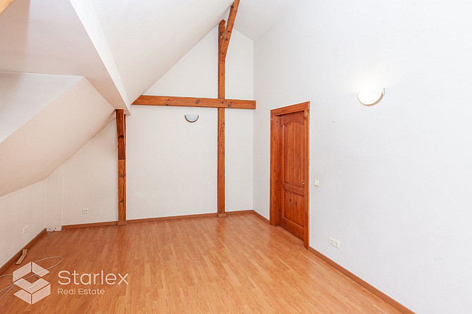 Plašs mansarda dzīvoklis ar logiem gan uz pagalmu, gan fasādi - Lāčplēša ielu. Dzīvoklis ir Rīga - foto 15