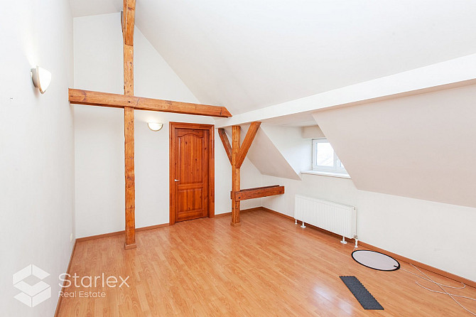 Plašs mansarda dzīvoklis ar logiem gan uz pagalmu, gan fasādi - Lāčplēša ielu. Dzīvoklis ir Rīga - foto 11