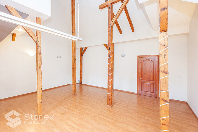 Plašs mansarda dzīvoklis ar logiem gan uz pagalmu, gan fasādi - Lāčplēša ielu. Dzīvoklis ir Rīga - foto 7