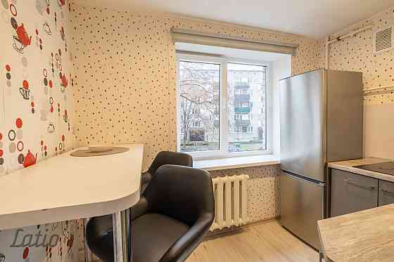 Tiek pārdots vienistabas dzīvoklis ar lielisku atrašanās vietu Ķīmiķu mikrorajonā. Dzīvoklim ir PVC  Рига