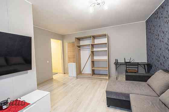 Tiek pārdots vienistabas dzīvoklis ar lielisku atrašanās vietu Ķīmiķu mikrorajonā. Dzīvoklim ir PVC  Рига