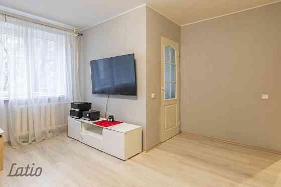 Tiek pārdots vienistabas dzīvoklis ar lielisku atrašanās vietu Ķīmiķu mikrorajonā. Dzīvoklim ir PVC  Рига