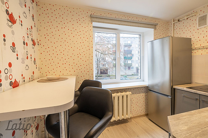 Tiek pārdots vienistabas dzīvoklis ar lielisku atrašanās vietu Ķīmiķu mikrorajonā. Dzīvoklim ir PVC  Рига - изображение 4